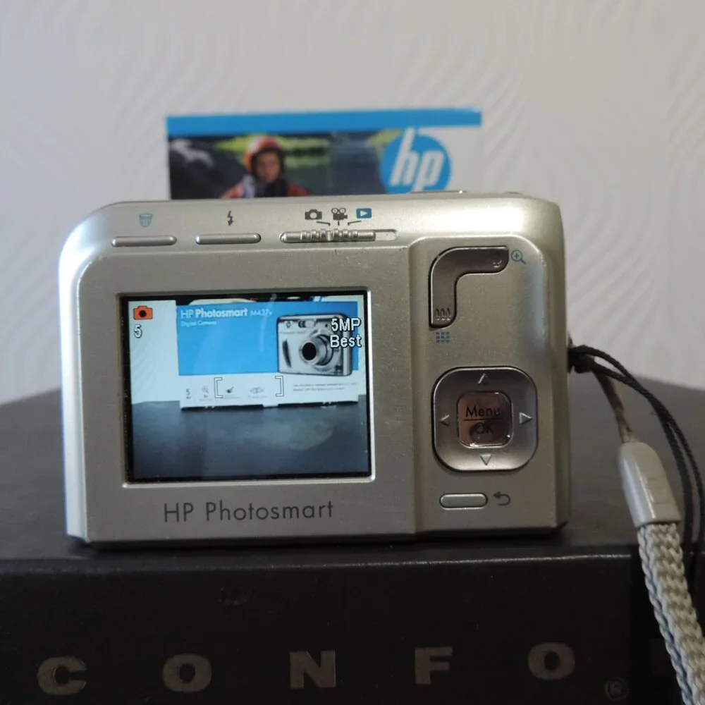 HP Photosmart M437v Digital Camera 5mp 3x Optical Zoom orig box CD & manual incl